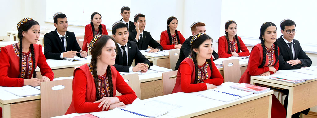 Bilim ulgamynyň hünärmenleri dil öwretmek konsepsiýasynyň durmuşa geçirilişiniň ugurlaryny ara alyp maslahatlaşdylar