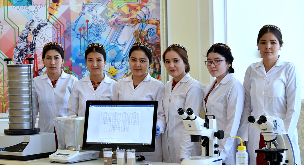 Bilim ulgamynyň hünärmenleri dil öwretmek konsepsiýasynyň durmuşa geçirilişiniň ugurlaryny ara alyp maslahatlaşdylar