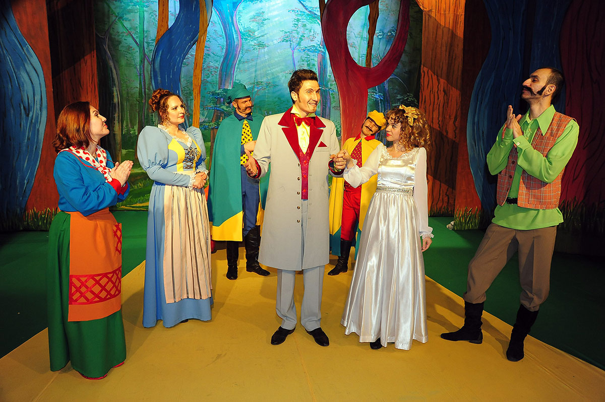 Puşkin adyndaky teatryň döredijilik topary “Zoraýakdan tebip bolan” oýnuny sahnalaşdyrdy