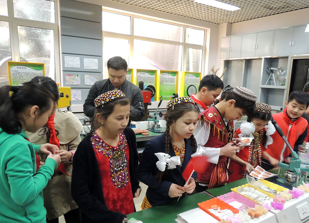 Specialists of the diplomatic mission of Turkmenistan visit model school in Beijing 