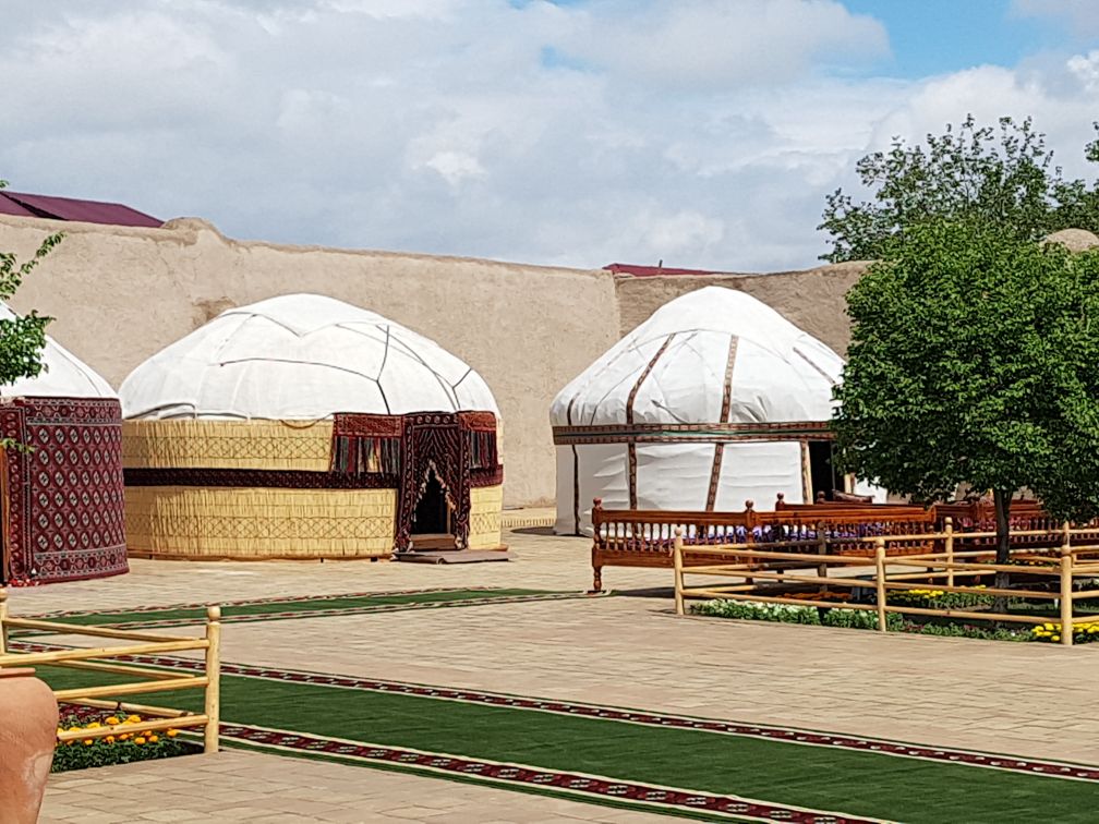 Президенты Туркменистана и Узбекистана совершили экскурсию по историческому памятнику «Uly howly» 