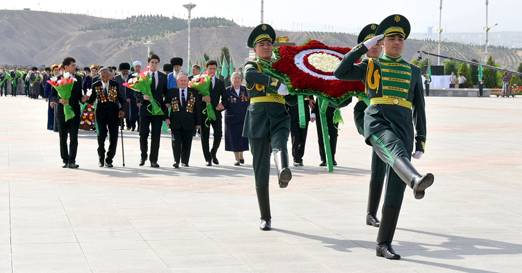 Laying flowers ceremonies are held in honour of the 73rd anniversary of the Great Victory