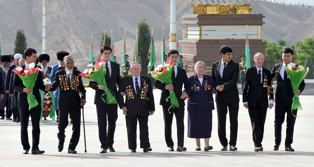 Laying flowers ceremonies are held in honour of the 73rd anniversary of the Great Victory