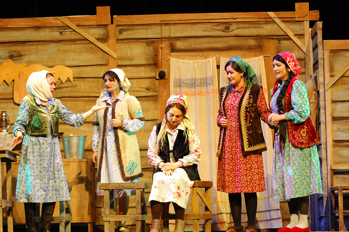 Alp Arslan adyndaky  teatrda Zaki Zaýnulliniň “Baýryň aňyrsynda” atly powestiniň esasynda “Alty gelin” oýny goýuldy