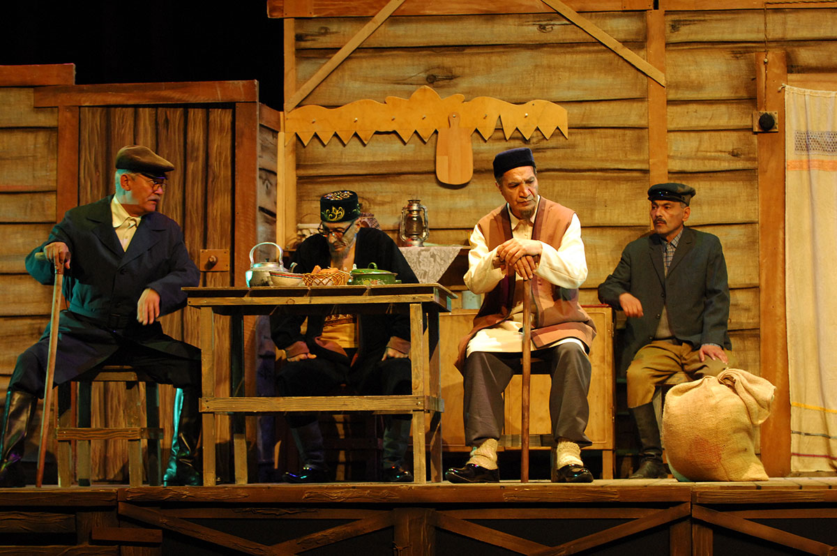 Alp Arslan adyndaky  teatrda Zaki Zaýnulliniň “Baýryň aňyrsynda” atly powestiniň esasynda “Alty gelin” oýny goýuldy