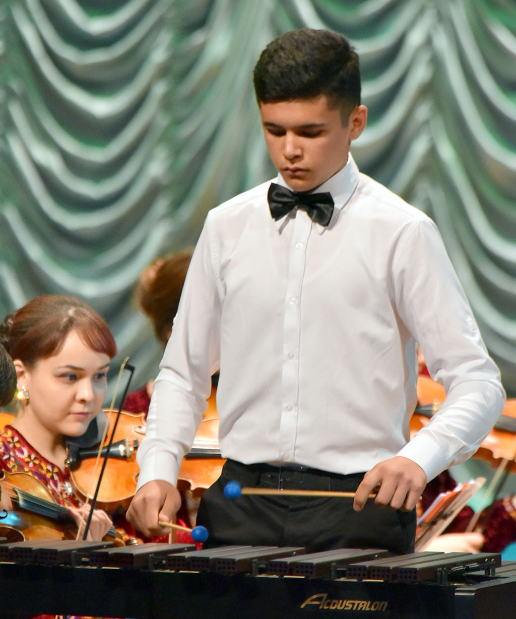 Ashgabat music lovers appreciated the performing skills of the young violinist Céline Samsar