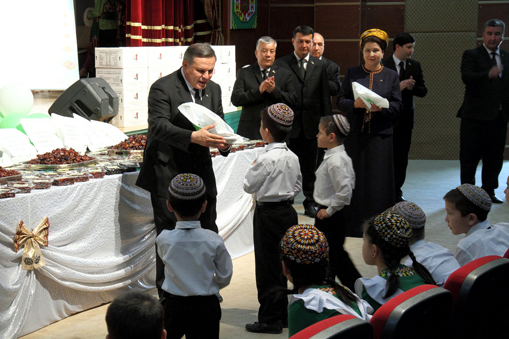 Pupils of the Palace of orphans received sweet gifts 