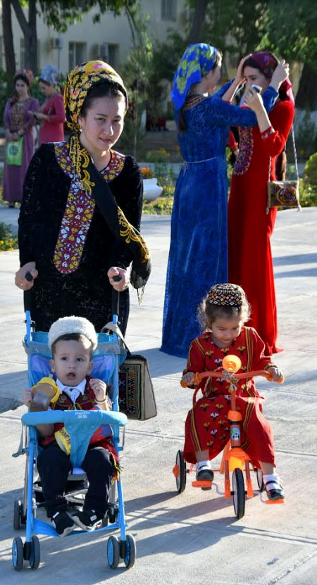 The park ensemble of the capital decorates new recreation areas on the eve of the Day of Ashgabat