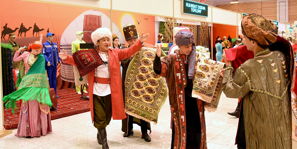 The country observes the Day of Turkmen Carpet and Textile Industry Personnel 