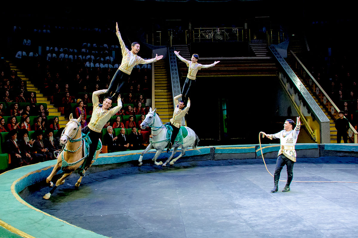 Turkmen horse riders are the triumphant of international circus festilval