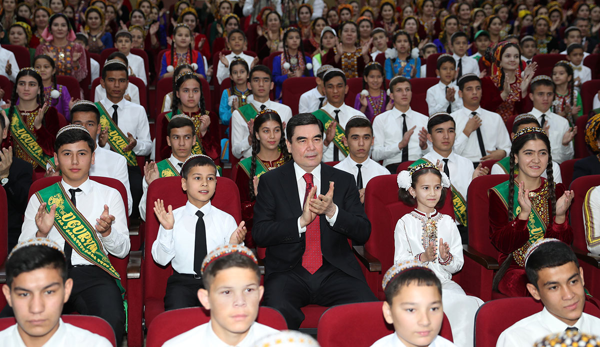 The President of Turkmenistan presents gifts to the fosters of the Orphan Palace 