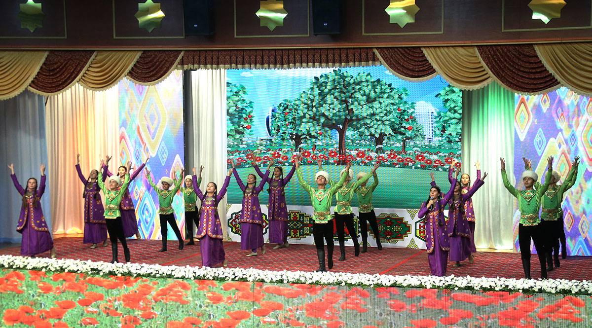 The President of Turkmenistan presents gifts to the fosters of the Orphan Palace 