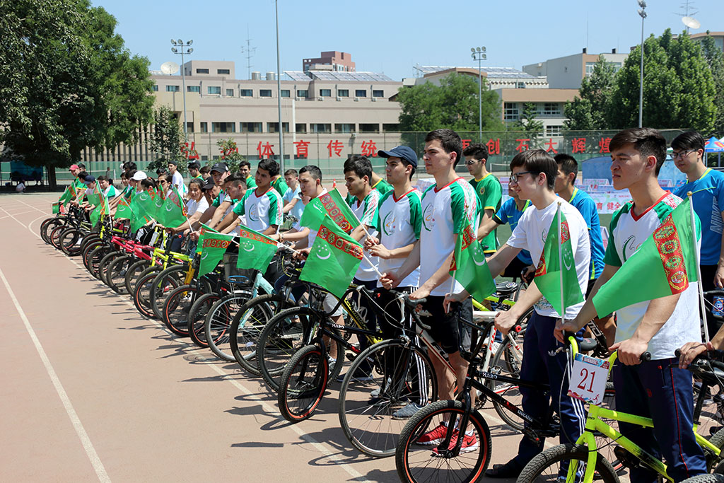 The diplomatic mission of Turkmenistan organizes a bike ride in Beijing 