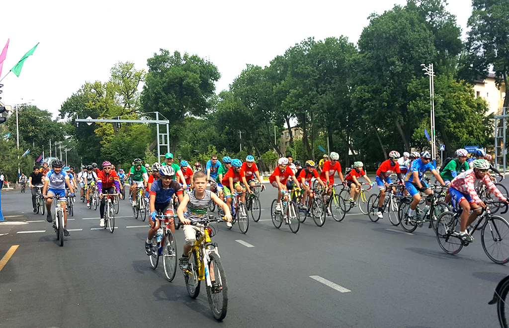 A bike ride on the occasion of the World Bicycle Day in Tashkent 