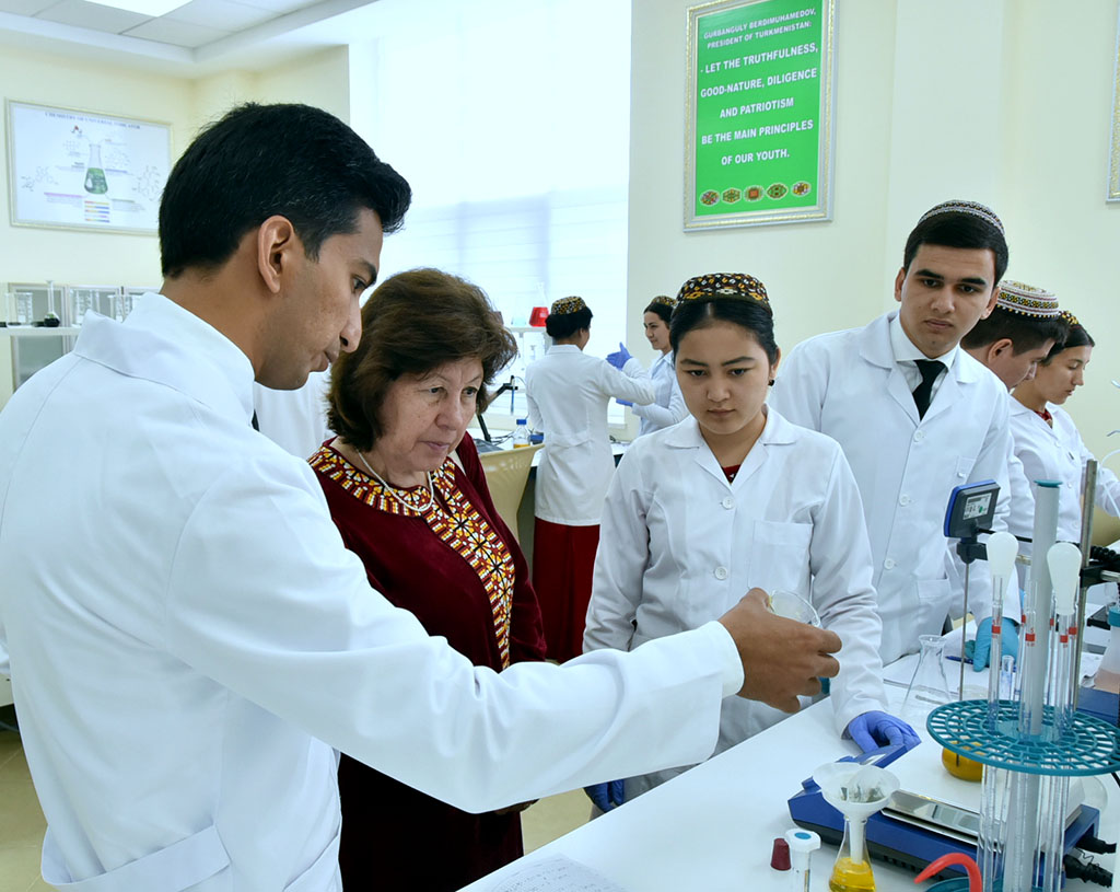 Young scientists receive gifts on behalf of President of Turkmenistan for their worthwhile research projects 