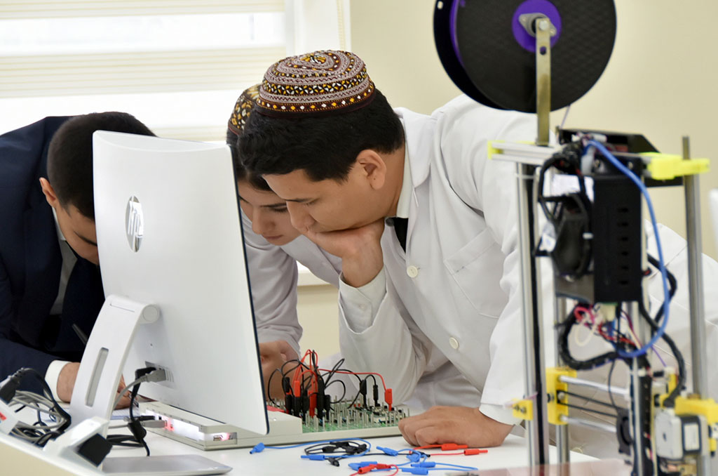 Young scientists receive gifts on behalf of President of Turkmenistan for their worthwhile research projects 