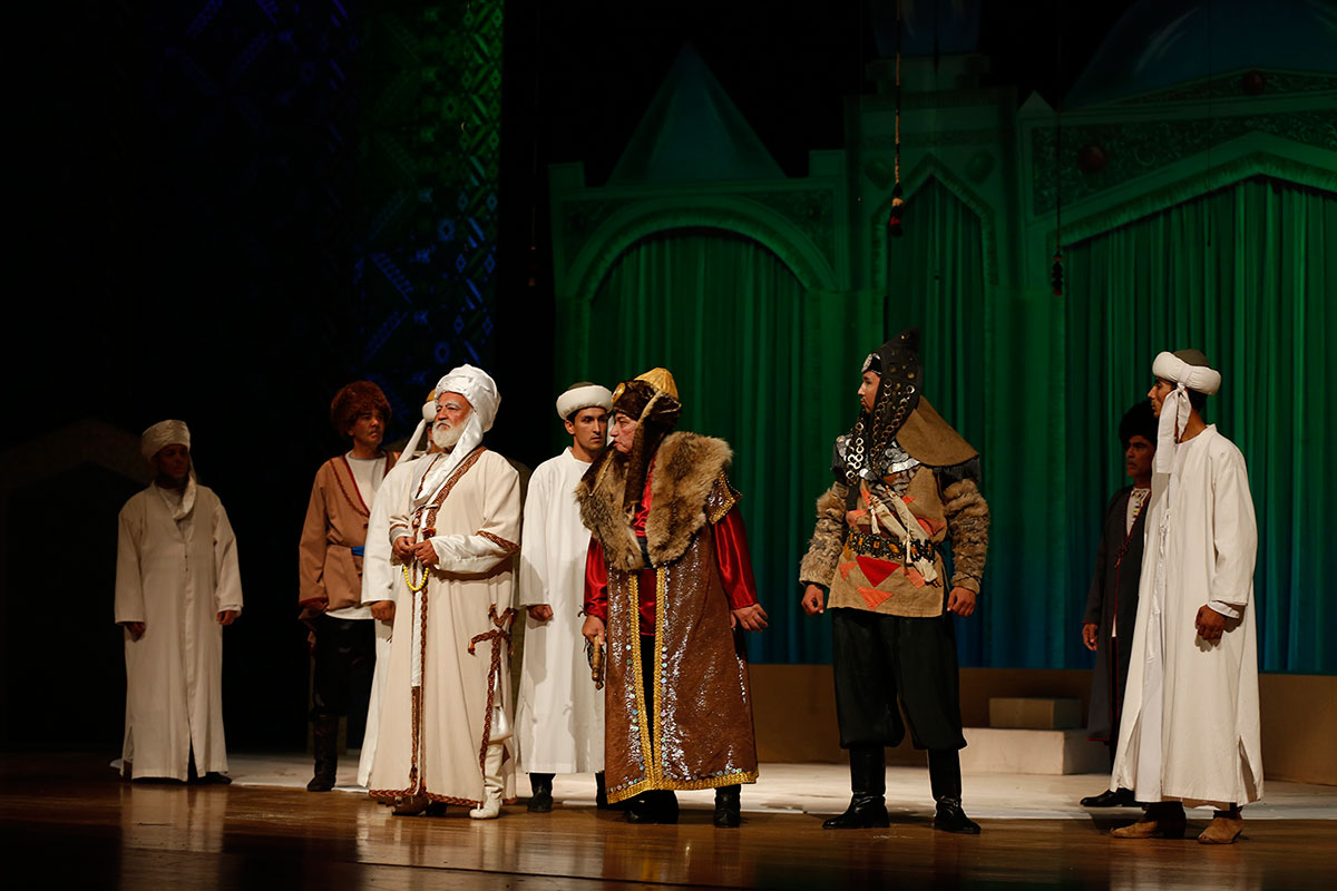 Tranniy yigitning ogziga siydi