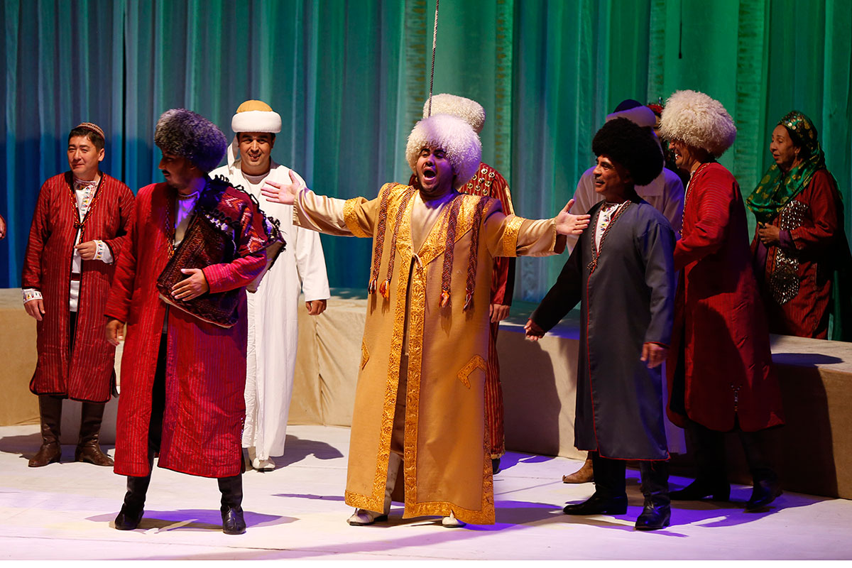 Tana va kiyimdagi sperma fotosurati