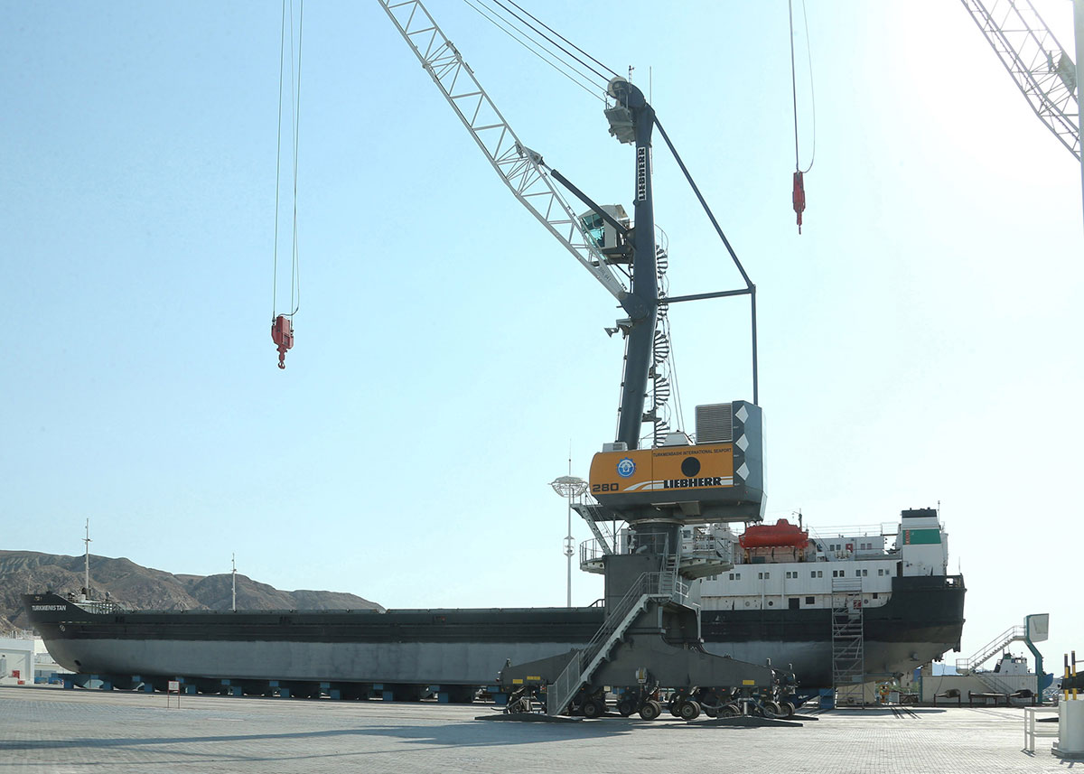 The Head of the State visits Turkmenbashy Seaport 