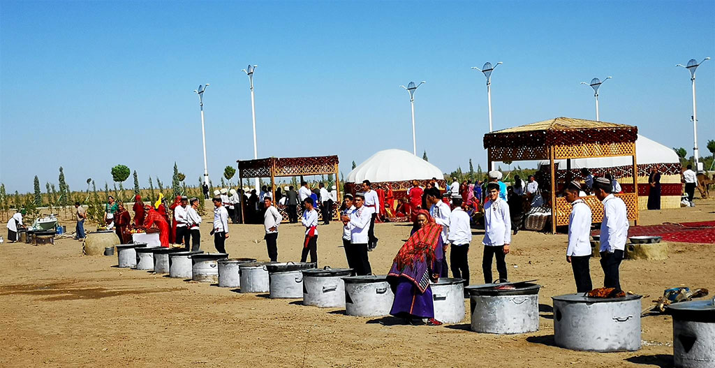 The President of Turkmenistan gives Kurban Bayramy food donation