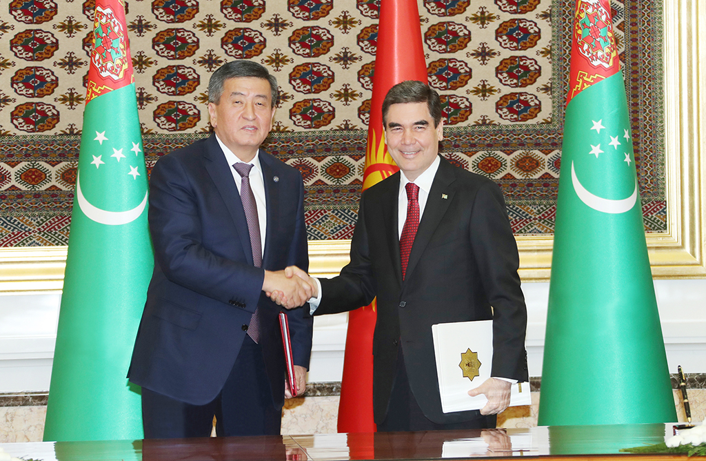 Pre­zi­dent­ler Gurbanguly Berdimuhamedowyň we Soo­ron­baý Žeen­be­ko­wyň ara­syn­da gep­le­şik­ler