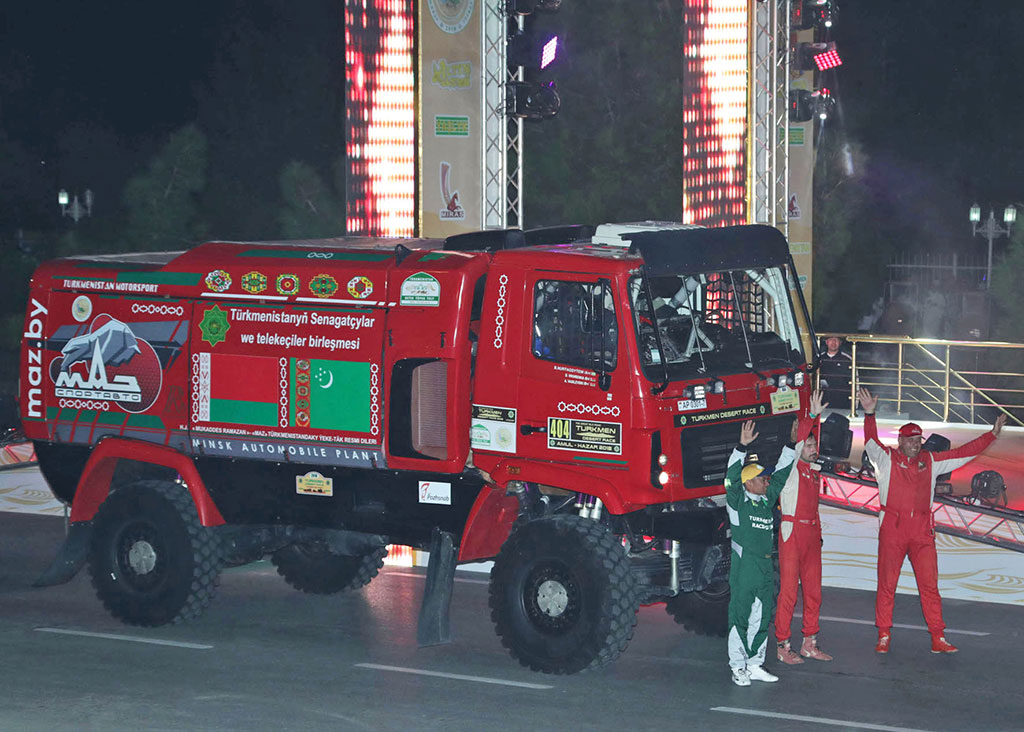 Gurbanguly Berdimuhamedov takes part in the opening ceremony of the rally 