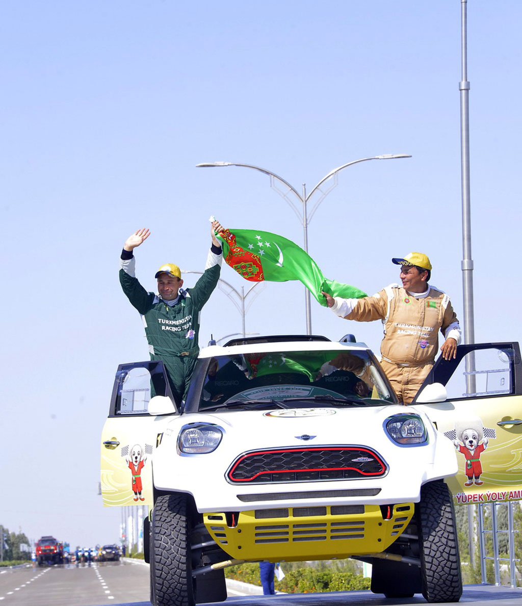 Türkmenistanyň Prezidenti halkara ralliniň hormatyna geçirilen dabaralara gatnaşdy