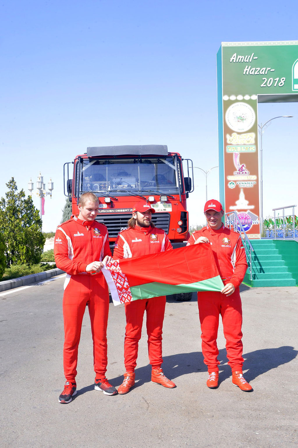 Türkmenistanyň Prezidenti halkara ralliniň hormatyna geçirilen dabaralara gatnaşdy