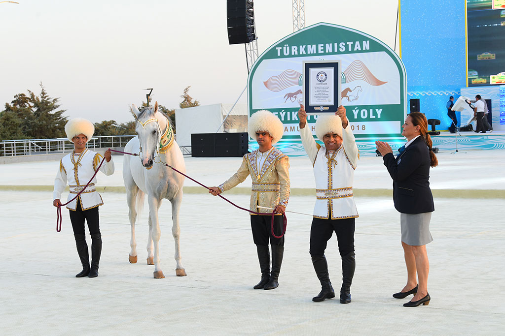 Achievement of Akhan: An expressive touch in the portray of Turkmen horse