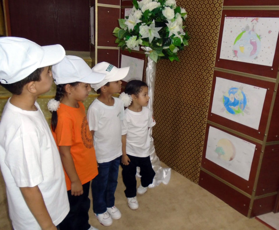 Ecologists conducts an educational action in the Palace of Orphans