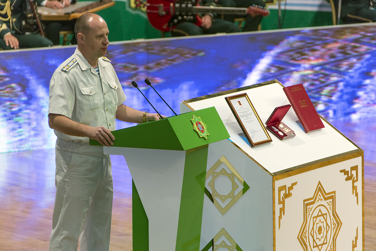 The Medal of Honour of Berdimuhamed Annayev is given to specialized military school no. 1 