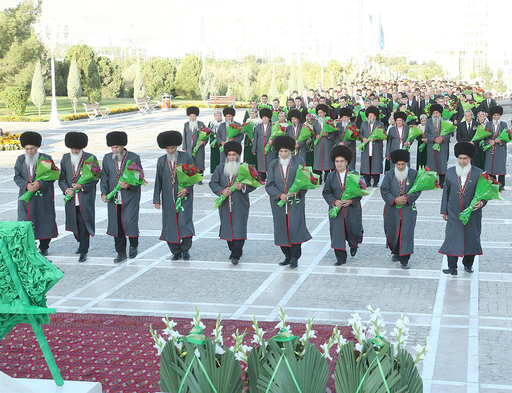 Hormatly Prezidentimiz Gurbanguly Berdimuhamedow Garaşsyzlyk binasyna gül goýmak dabarasyna gatnaşdy