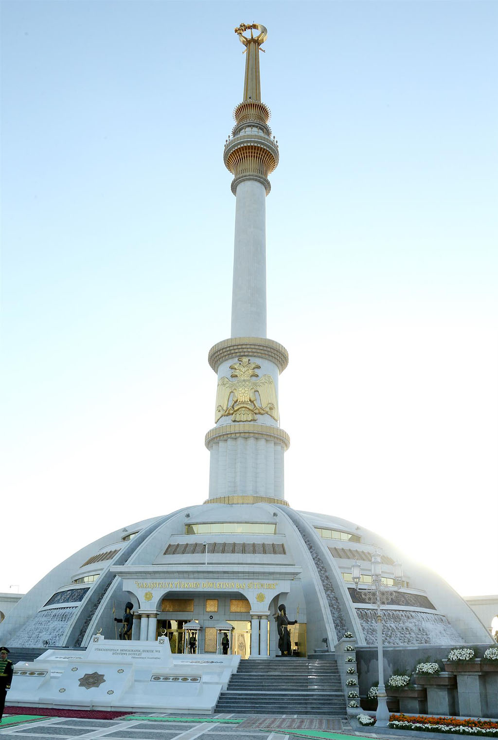 Flower laying ceremony to the Monument of Independence takes place 