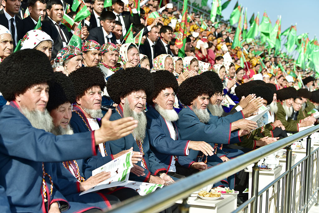 Hormatly Prezidentimiz Gurbanguly Berdimuhamedow Halkara ahalteke atçylyk sport toplumynda geçirilen baýramçylyk çärelerine gatnaşdy