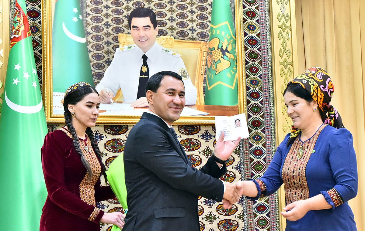 Türkmenistanyň raýatlygyna kabul edilen adamlara pasportlar gowşuryldy