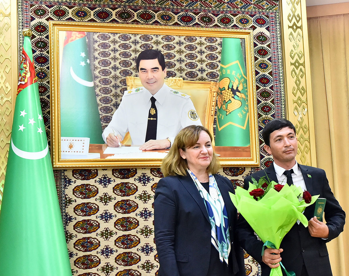 Türkmenistanyň raýatlygyna kabul edilen adamlara pasportlar gowşuryldy