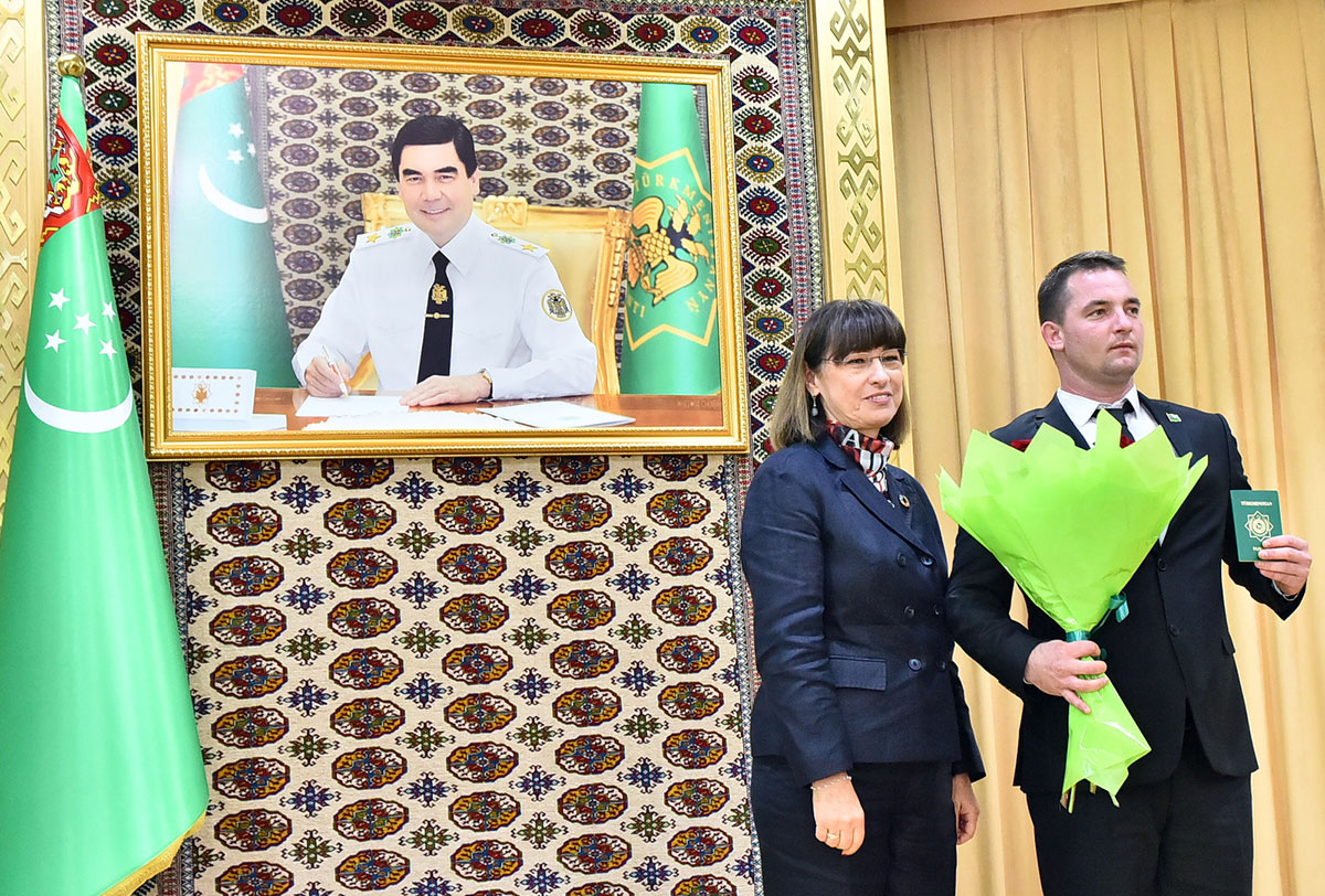 Türkmenistanyň raýatlygyna kabul edilen adamlara pasportlar gowşuryldy