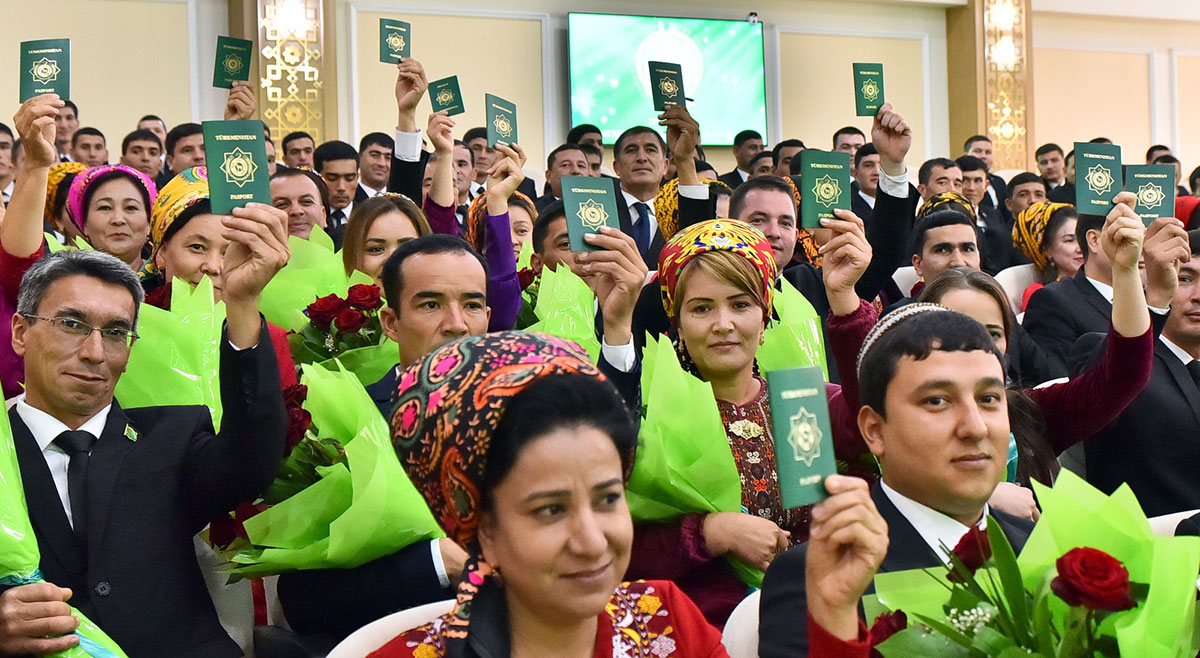 Türkmenistanyň raýatlygyna kabul edilen adamlara pasportlar gowşuryldy
