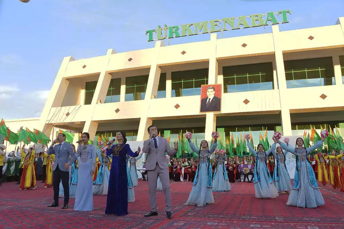 Train with Turkmen cultural personnel going to Tajikistan stops in Mary and Turkmenabat 