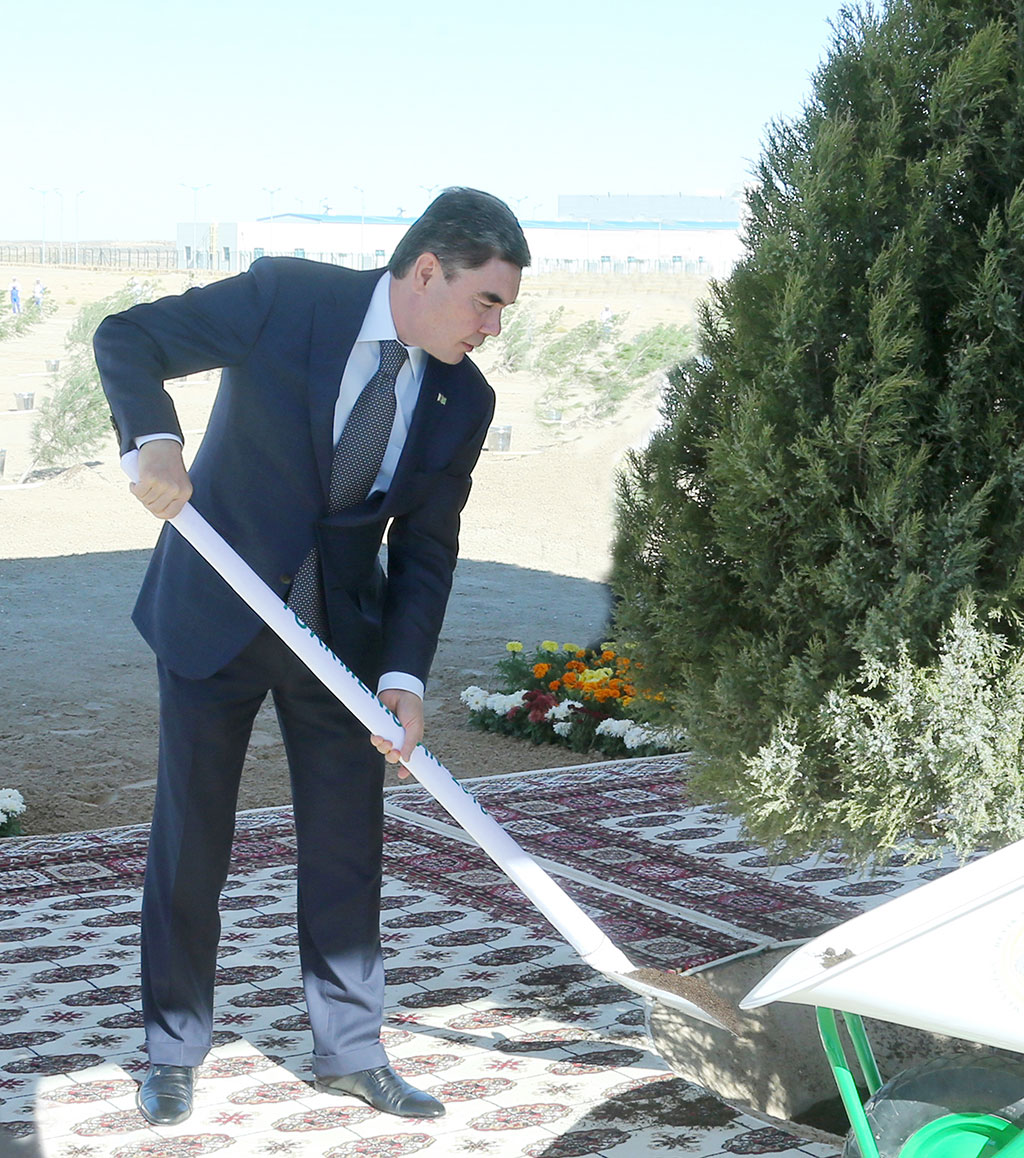 Hormatly Prezidentimiz Gurbanguly Berdimuhamedow täze polimer zawodynyň açylyş dabarasyna gatnaşdy