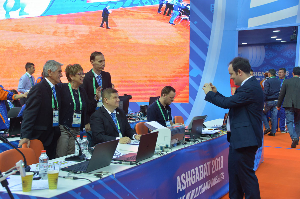 Agyr atletika boýunça dünýä çempionatynda ilkinji dünýä rekordy goýuldy 