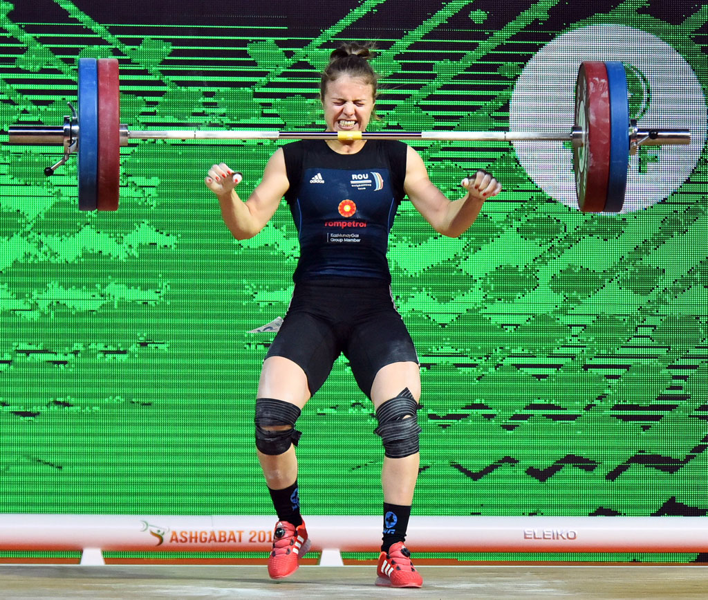 Chinese weightlifter Deng Wei sets three world records 