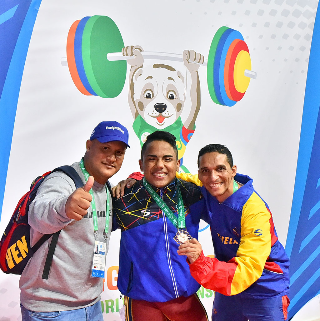 Россиянин Артём Окулов – обладатель двух золотых медалей тяжелоатлетического первенства  