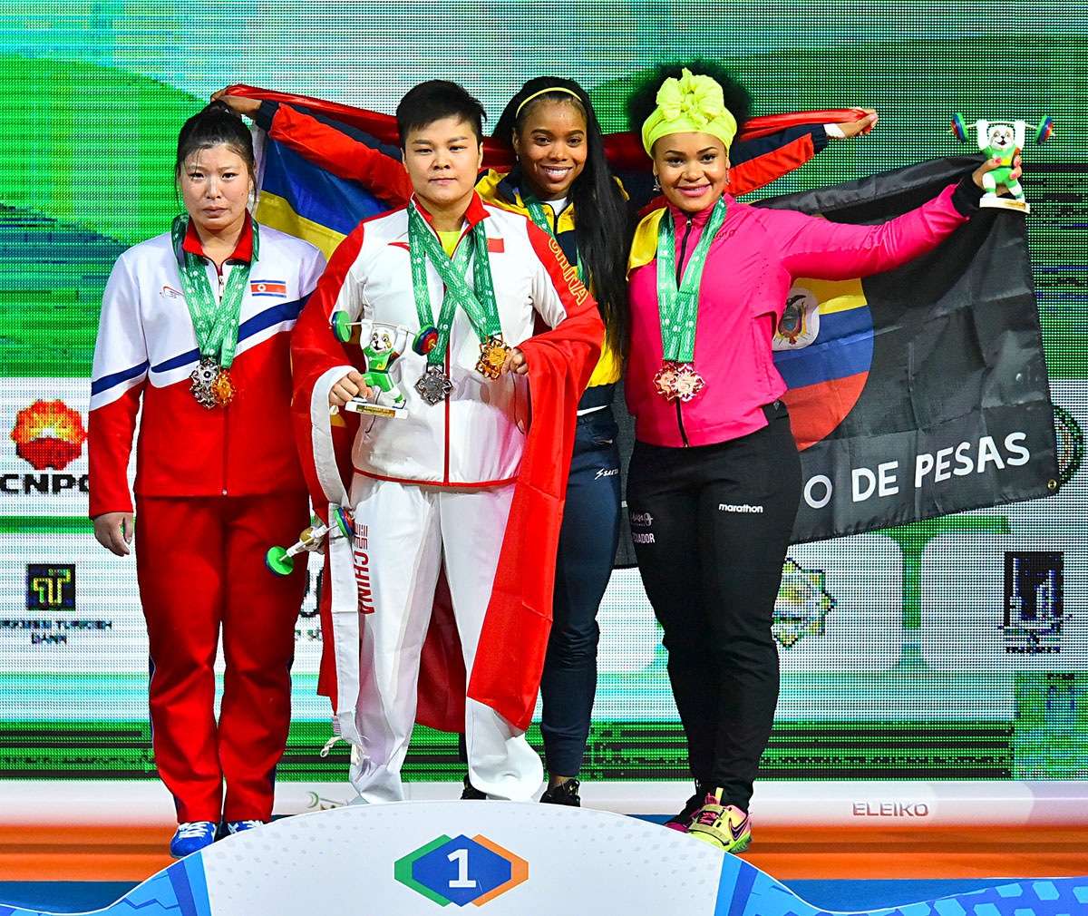 Chinese weightlifter Zhouyu Wang improves the leadership of her team at the World Championship 