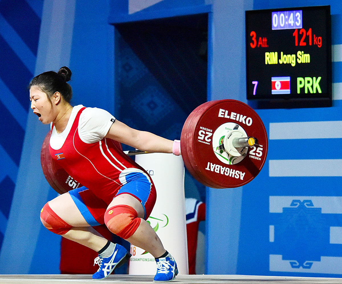 Chinese weightlifter Zhouyu Wang improves the leadership of her team at the World Championship 