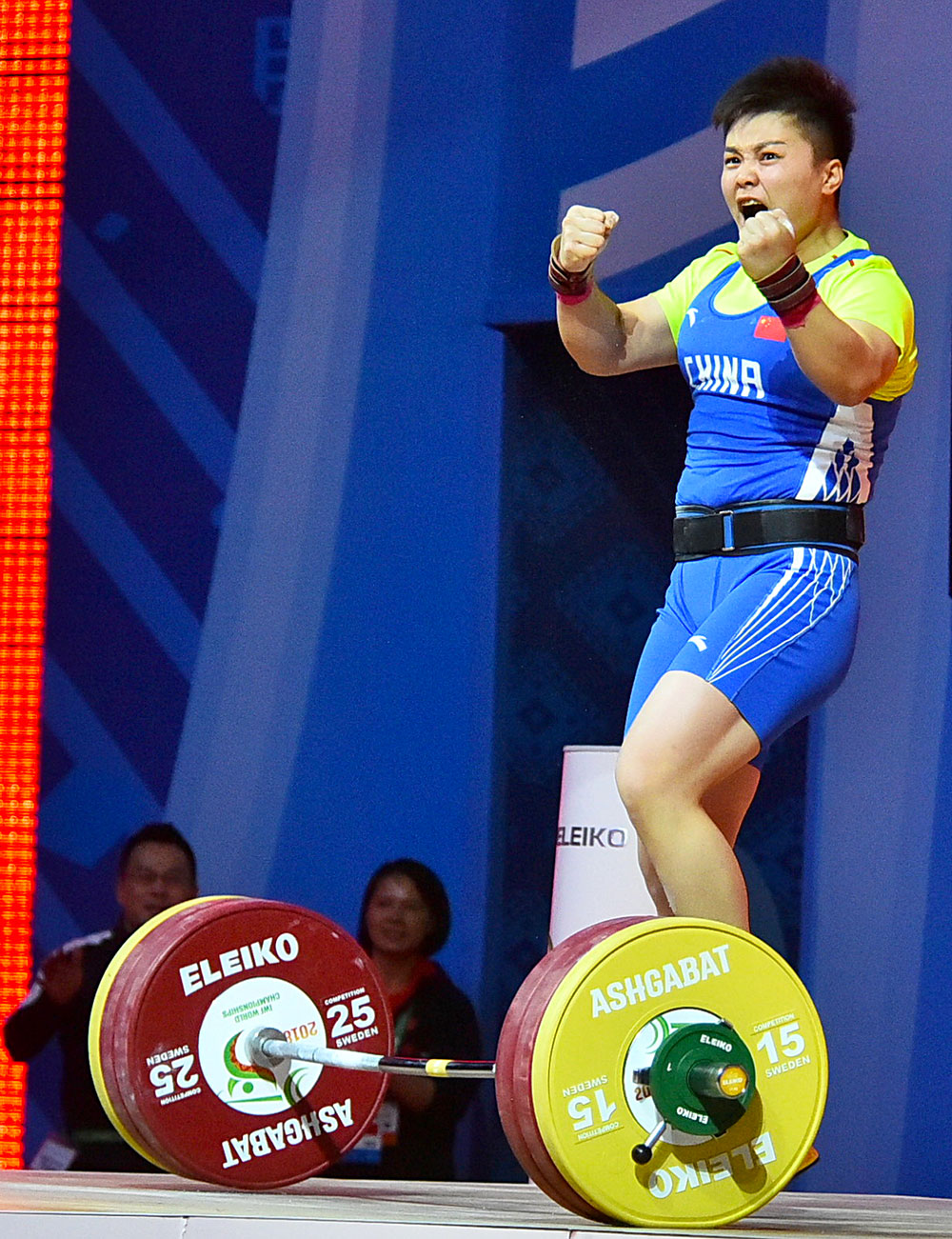 Chinese weightlifter Zhouyu Wang improves the leadership of her team at the World Championship 