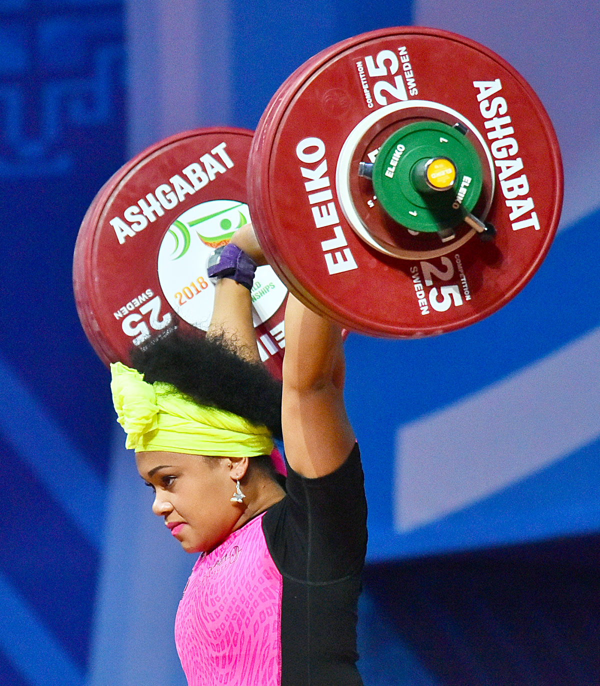 Chinese weightlifter Zhouyu Wang improves the leadership of her team at the World Championship 