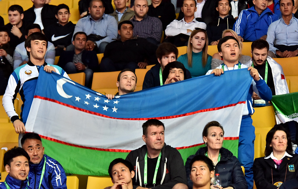 Weightlifters from Uzbekistan, Iran and Ukraine contest for leading positions in 102 kg weight category