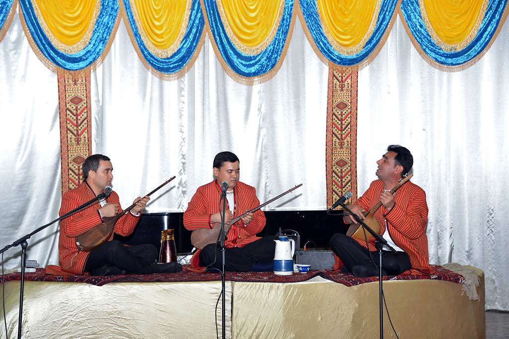 Conservatory students comprehend the multi-faceted art of bakhshi