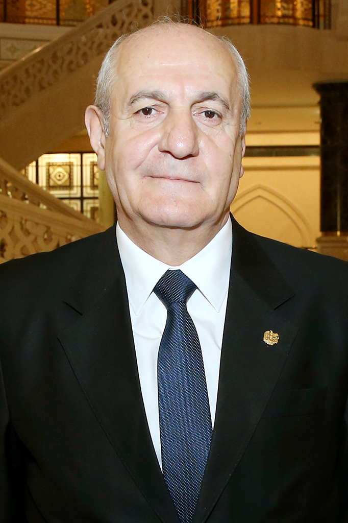 Türkmenistanyň Prezidenti Ermenistan Respublikasynyň Adatdan daşary we Doly ygtyýarly ilçisini kabul etdi